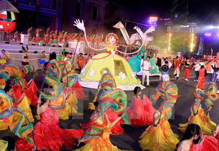 Lễ hội đường phố đa sắc màu trong Festival Biển Nha Trang-Khánh Hòa 2015.